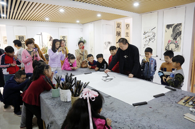 东史马书画学院首届学生书画作品展在郑州举行