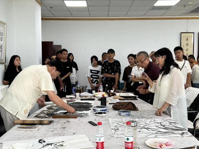 “文化润疆”-全国知名书画家培训创作交流活动在博州书画院(美术馆)开展