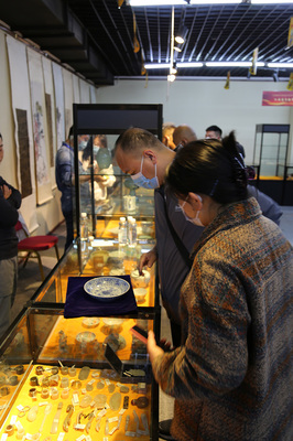 烟台市第三届全国国有文物商店文化艺术品交流会开幕 首届秋季全国文化艺术品拍卖会即将起拍
